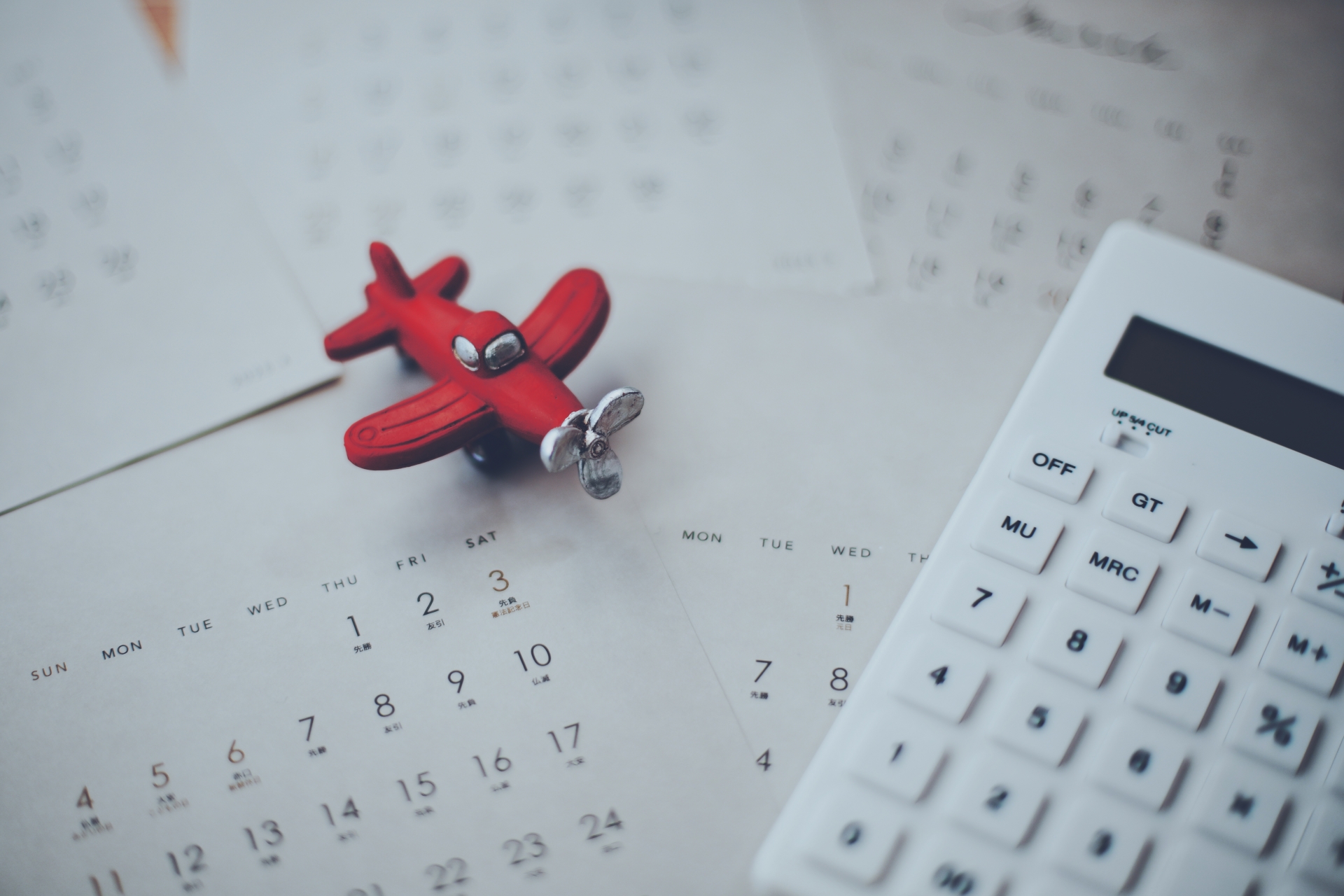 飛行機とカレンダー