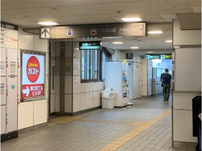 西鉄福岡「薬院駅」からの改札を出て南出口方面を進みます。