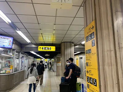 改札を出て4番出口へ進みます