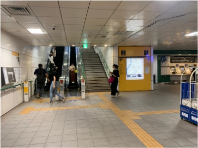 地下鉄七隈線「渡辺通駅」改札口を出て2番出口方面の地上に出ます。