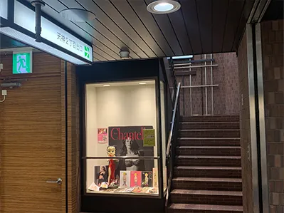 3番出口の階段を上って天神2丁目出口方面に進みます。