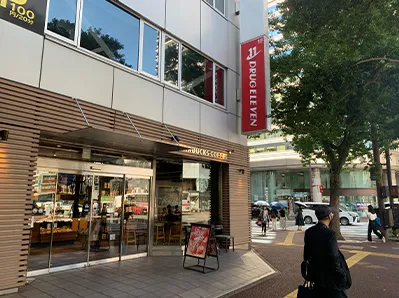 スターバックスさんのある交差点を左に曲がります