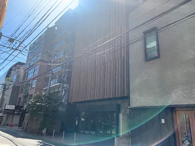 向かって右手側にある「DAIMYO582」の建物に到着します